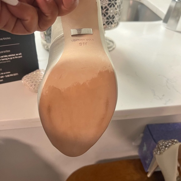 Ivory Badgley Mischka Kiara Peep-toe Pumps   Worn twice, Off-White / Cream. - Picture 4 of 9